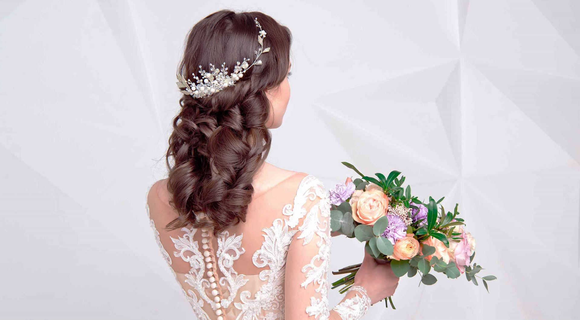 Tips for Keeping Your Wedding Hairstyle in Place All Day